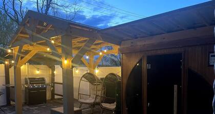 `The Hideaway` Modern Apartment w/Sauna and Grill