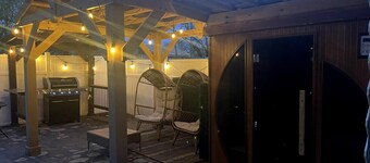 `The Hideaway` Modern Apartment w/Sauna and Grill