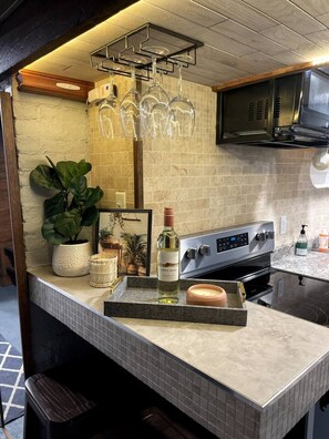 Frigorífico, microondas, horno y placa de cocina