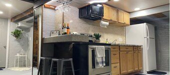 "The Hideaway" Modern Apartment w/Sauna, Grill and Patio