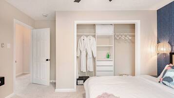 3 多间卧室、办公桌、熨斗/熨衣板、旅行婴儿床