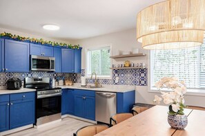 ثلاجة، ميكروويف، فرن، موقد طهي مسطح