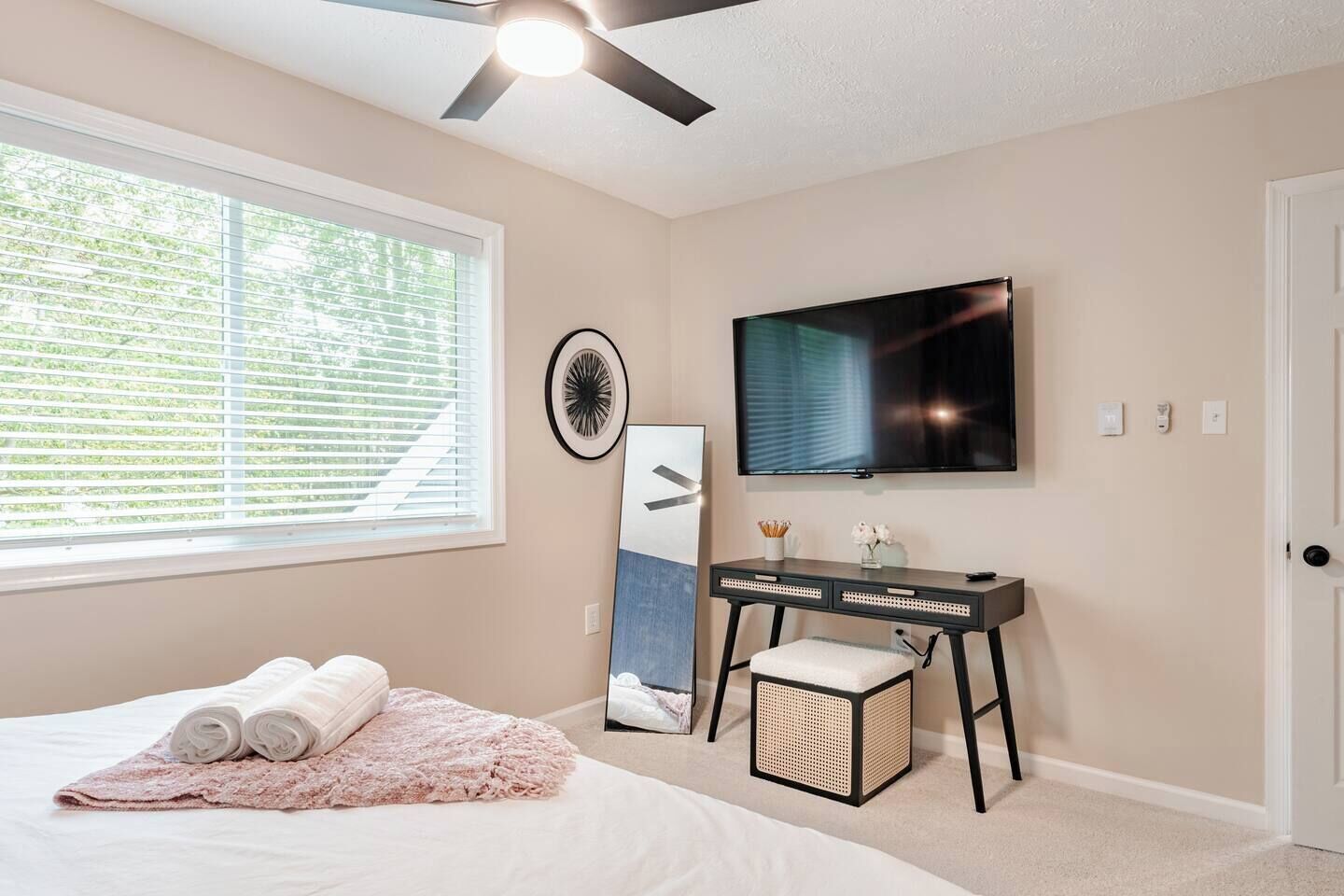 3 bedrooms, desk, iron/ironing board, travel crib