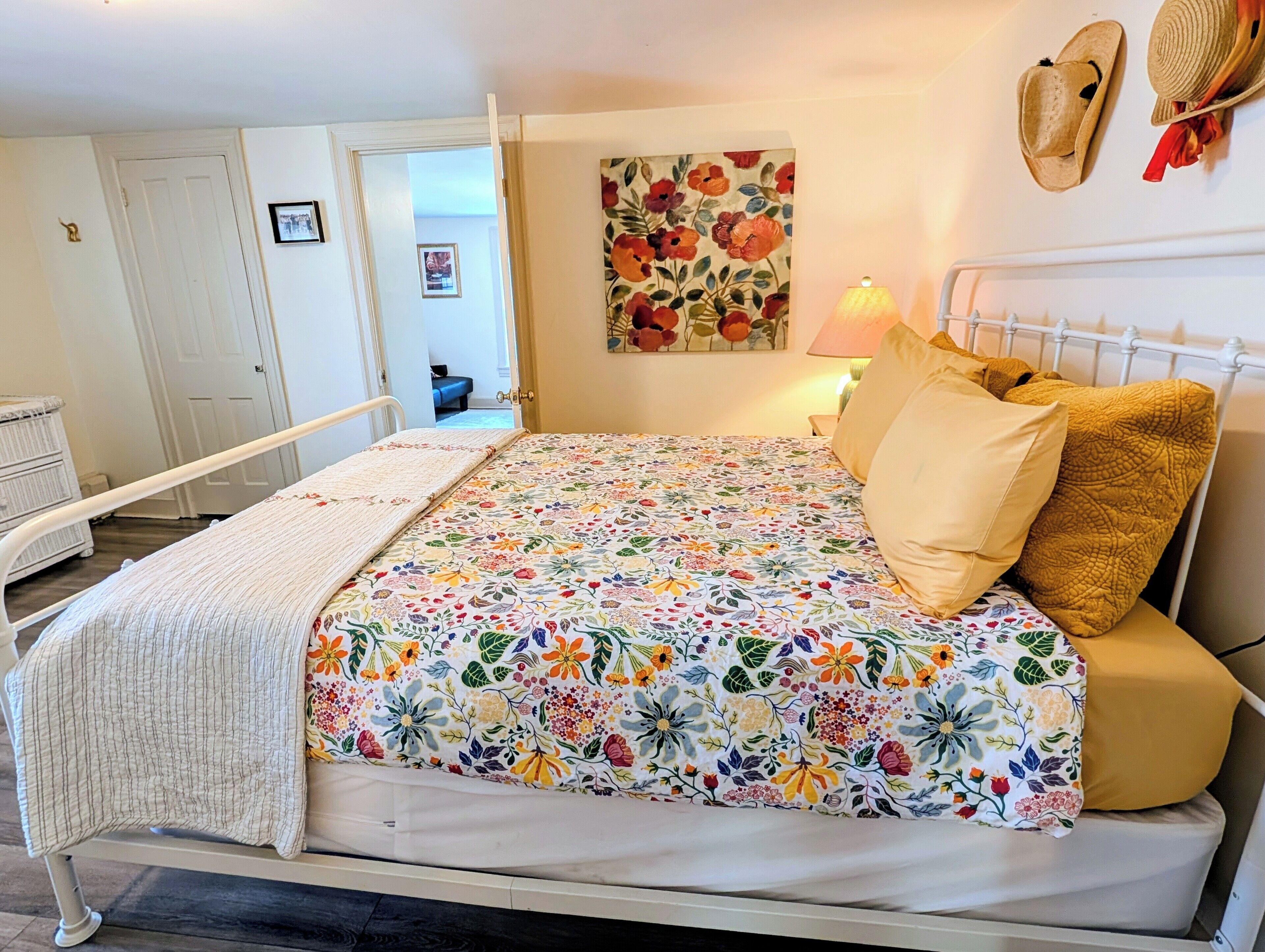 4 habitaciones, tabla de planchar con plancha y cuna de viaje 