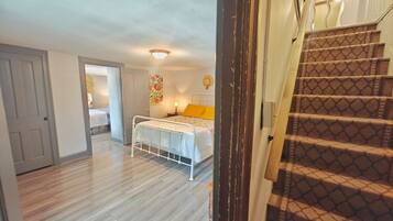 4 habitaciones, tabla de planchar con plancha y cuna de viaje