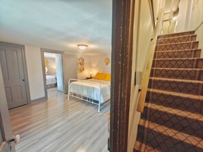 4 habitaciones, tabla de planchar con plancha y cuna de viaje