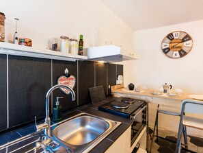 Fridge, cookware/dishes/utensils