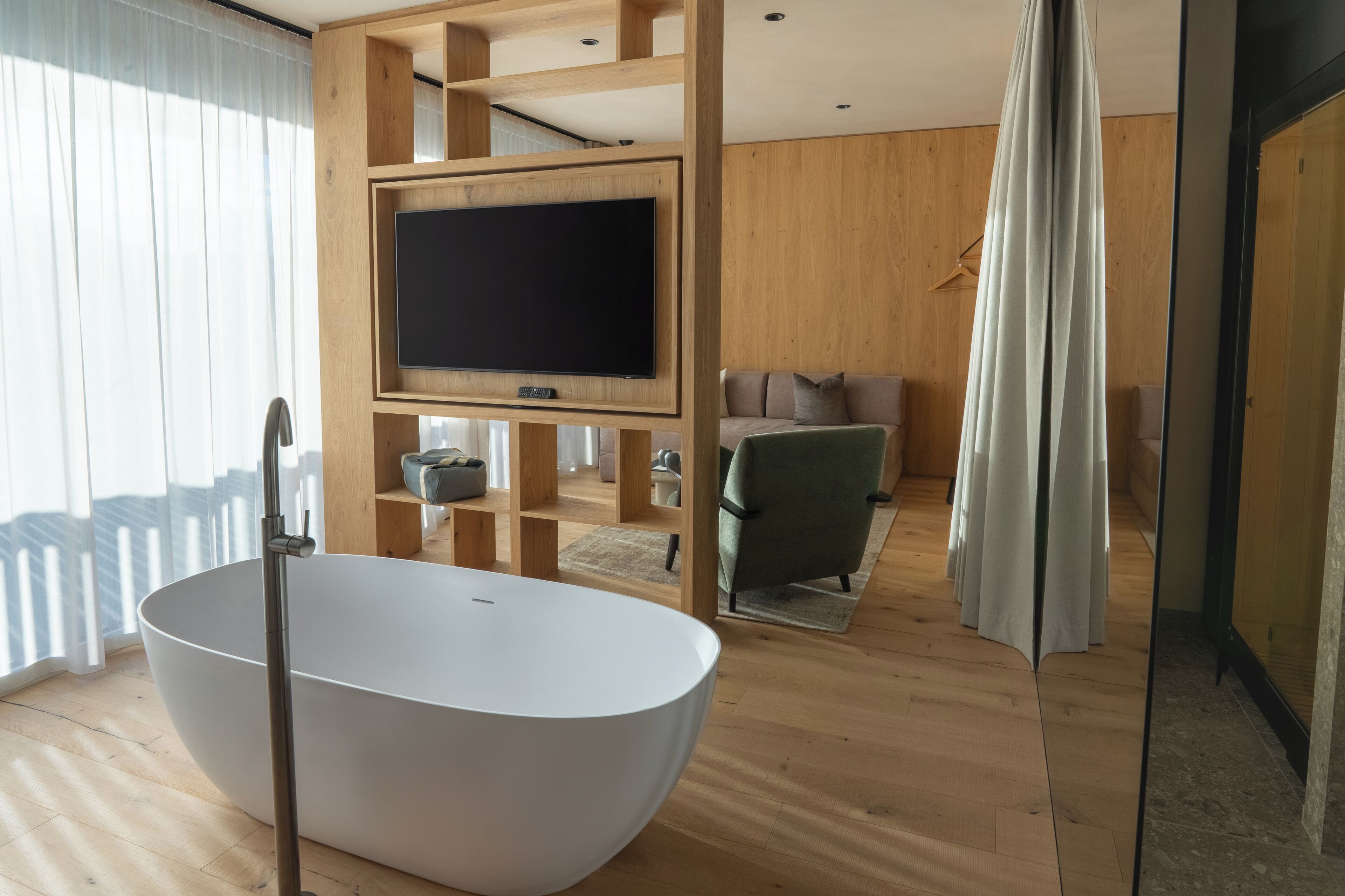 Suite – panorama, badekar, fjellutsikt | Safe på rommet, skrivebord og skrivebord for bærbar PC