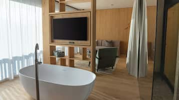 Suite – panorama, badekar, fjellutsikt | Safe på rommet, skrivebord og skrivebord for bærbar PC