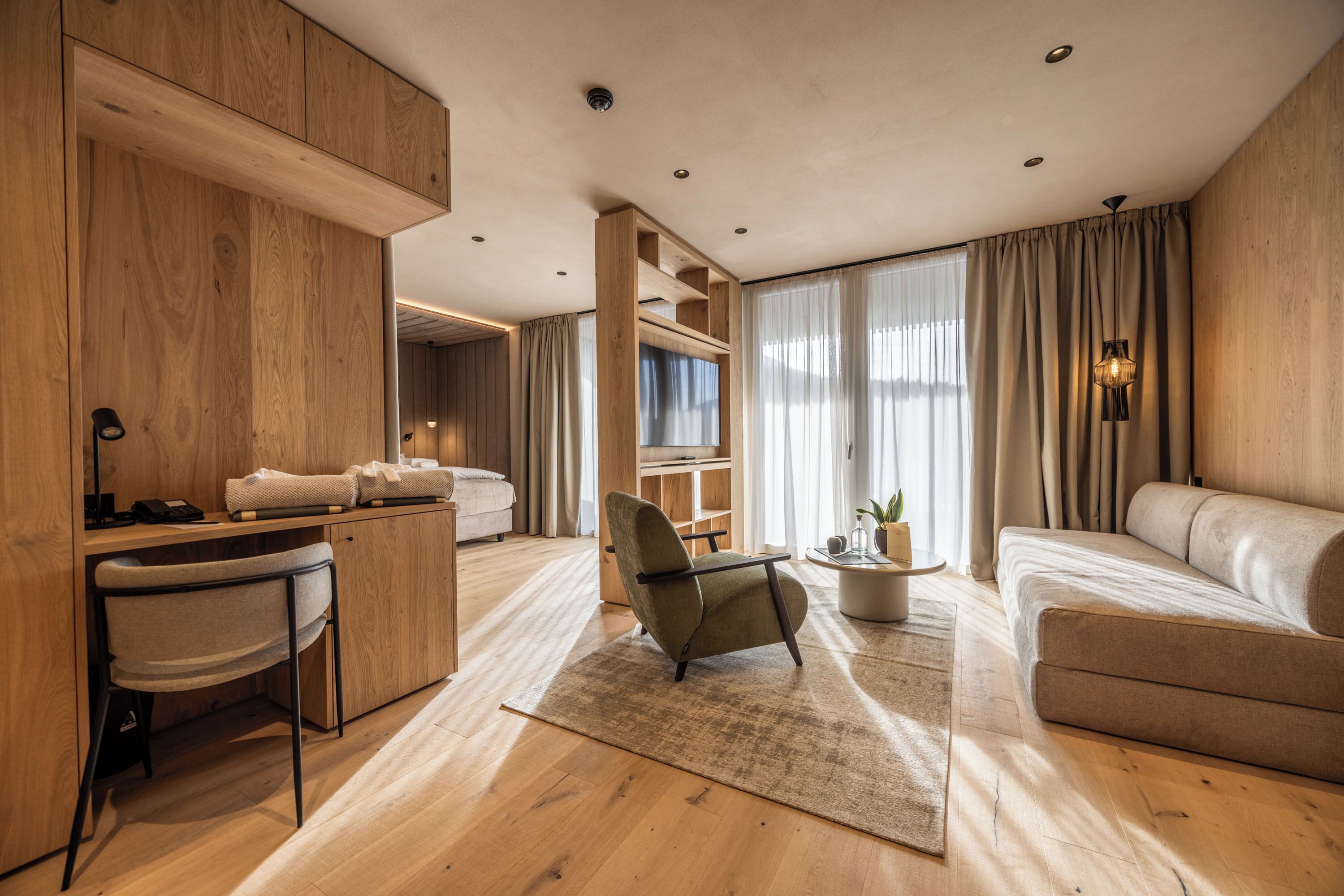 Safe på rommet, skrivebord og skrivebord for bærbar PC