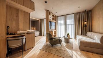 Safe på rommet, skrivebord og skrivebord for bærbar PC