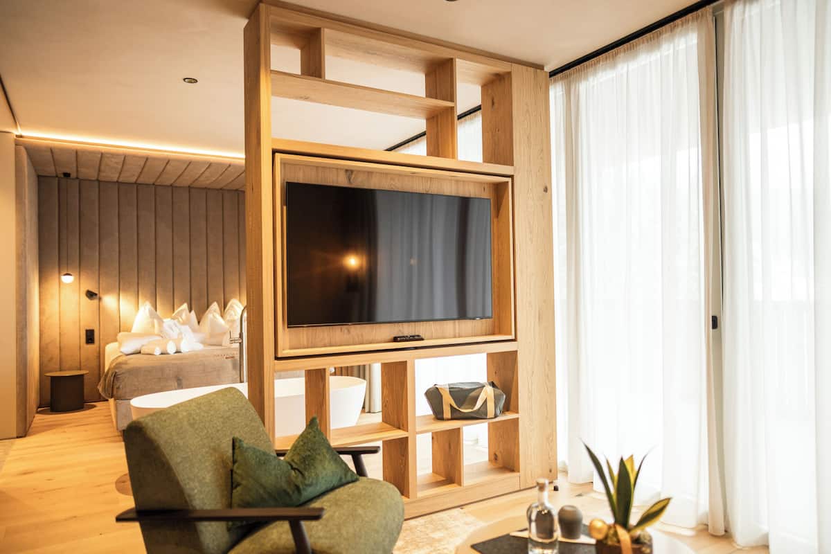 파노라믹 스위트, 욕조, 산 전망 | 객실 내 금고, 책상, 노트북 작업 공간, 암막 커튼