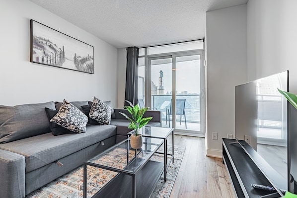 TV - Spacious 1BR+1WR Apartment with Balcony (Mississauga)