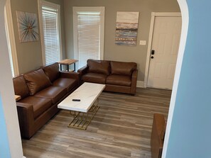 Smart TV - Charming 2-bedroom apartment with AC, WiFi, in The Historic Ashtabula Harbor (Ashtabula)