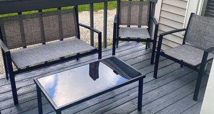 Charming 2-bedroom apartment with AC, WiFi, in The Historic Ashtabula Harbor