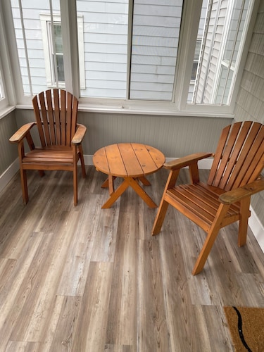 Charming 2-bedroom apartment with AC, WiFi, in The Historic Ashtabula Harbor