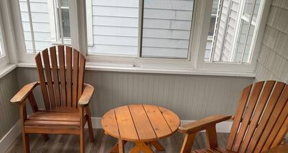 Charming 2-bedroom apartment with AC, WiFi, in The Historic Ashtabula Harbor