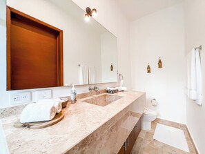 Shower, hair dryer, towels, soap - Stylish 3BR Villa with Private Pool & Outdoor Dining - La Veleta (Tulum)