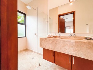 Shower, hair dryer, towels, soap - Stylish 3BR Villa with Private Pool & Outdoor Dining - La Veleta (Tulum)