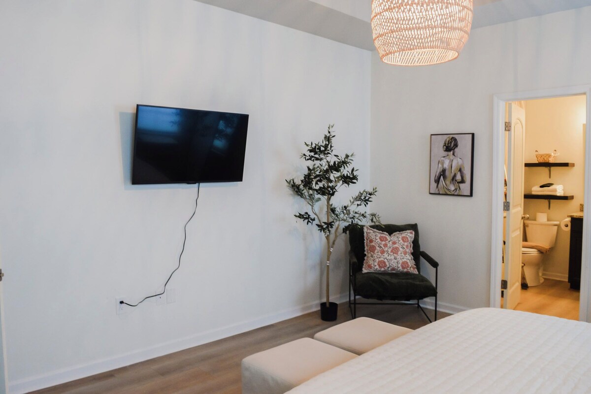 Photo 17 of 3 Bed. Downtown Designer Den w/ WiFi & AC in Amazing Greer NEAR AIRPORT
