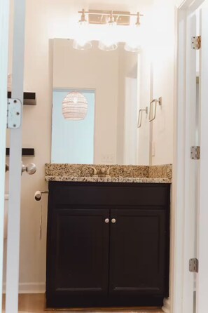 Secador de cabelo, toalhas de banho, sabonete, papel higiênico