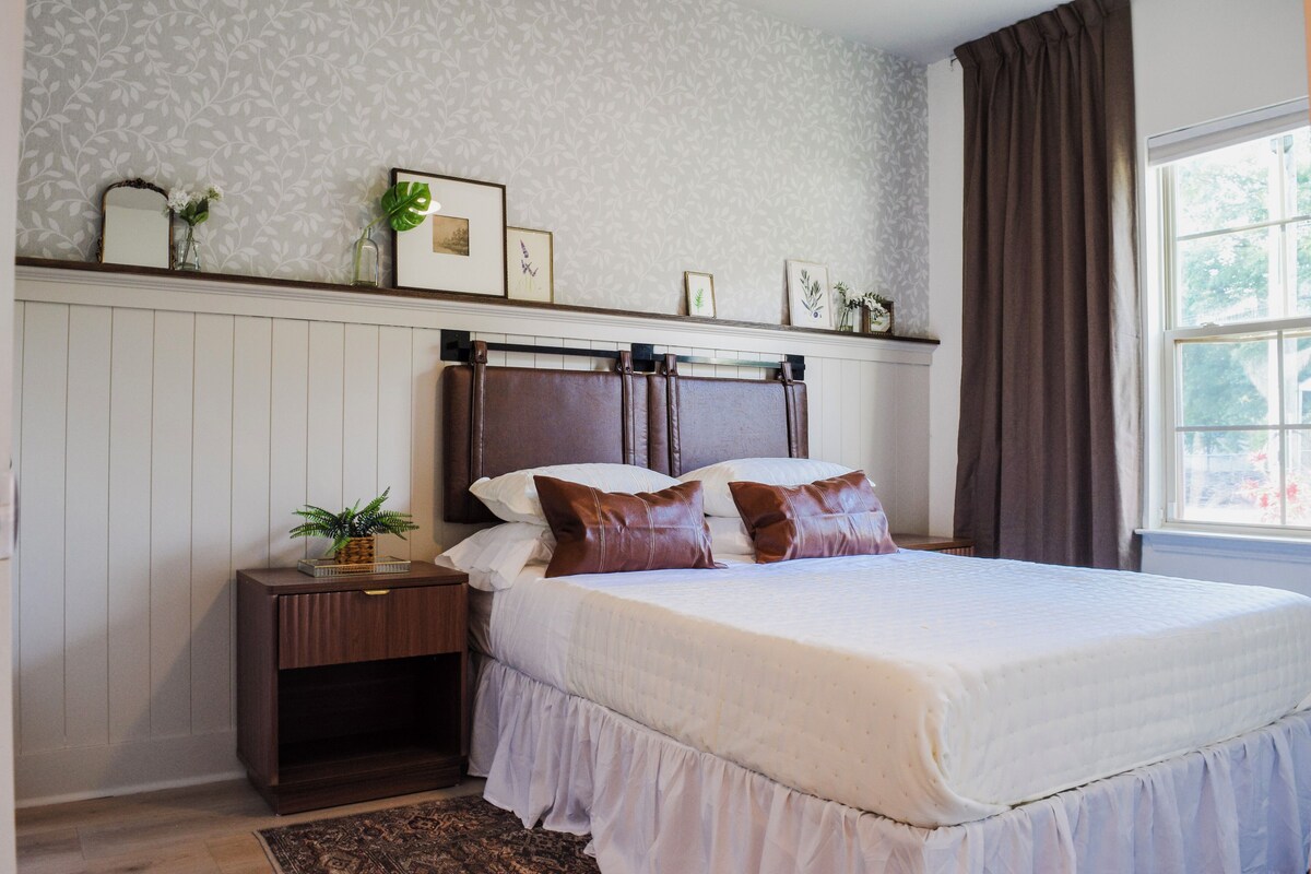 Photo 34 of 3 Bed. Downtown Designer Den w/ WiFi & AC in Amazing Greer NEAR AIRPORT