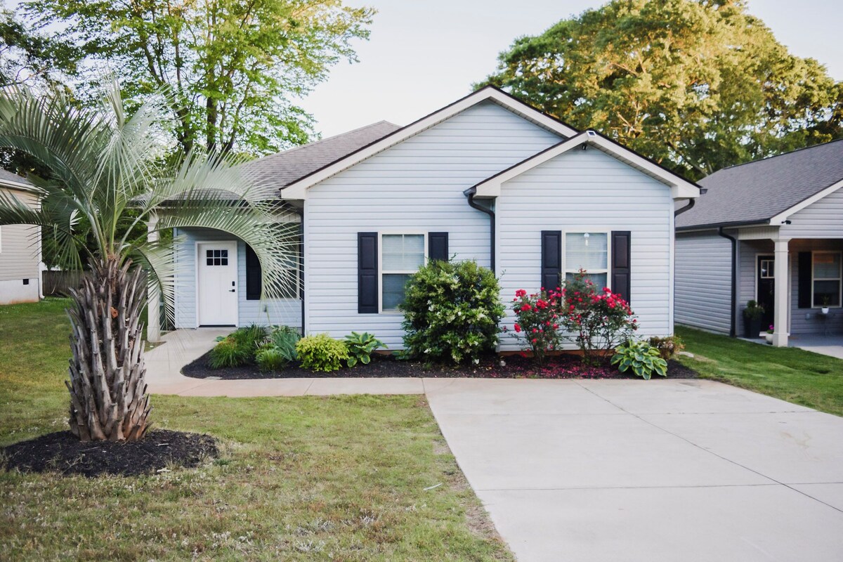Photo 30 of 3 Bed. Downtown Designer Den w/ WiFi & AC in Amazing Greer NEAR AIRPORT