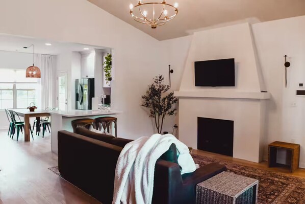 Smart TV, fireplace - 3 Bed. Downtown Designer Den w/ WiFi & AC in Amazing Greer NEAR AIRPORT (Greer)