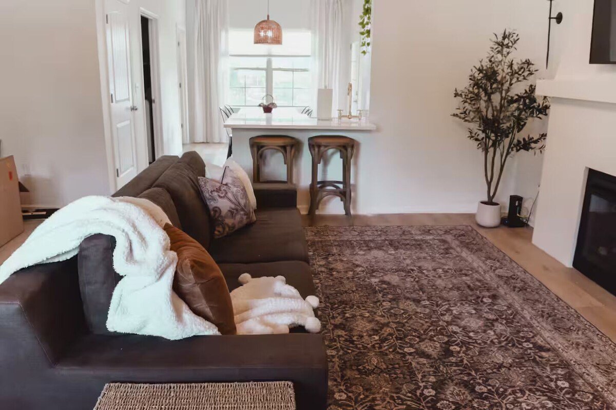 Photo 41 of 3 Bed. Downtown Designer Den w/ WiFi & AC in Amazing Greer NEAR AIRPORT