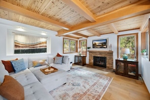Smart TV, chimenea, futbolito, mesa de ping pong