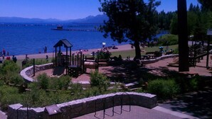 Un parque con juegos infantiles, zonas de picnic y vistas al agua.