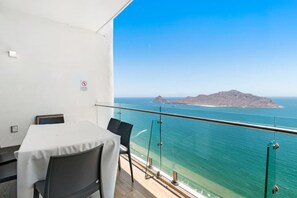 Outdoor dining - Hermosa Vista En Piso 23 En Camino Al Mar (Mazatlan)