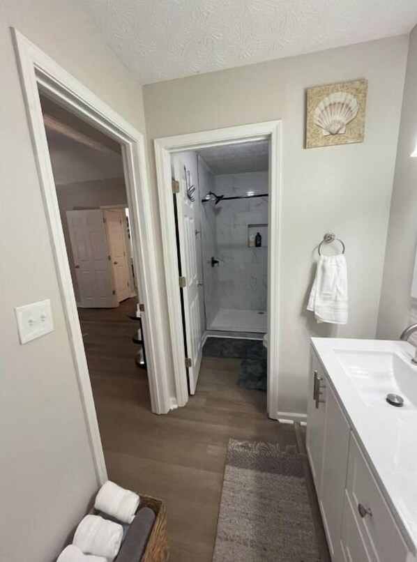Shower - The Good Life Place in Smyrna (Smyrna)