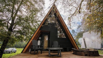 1 bedroom, travel cot, free WiFi, bed sheets