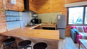 Baita familiare, vista fiume | Cucina privata | Frigorifero con congelatore, forno, piano cottura