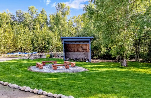 Chic farmouse 2-bedroom apartment with WiFi in Palmer