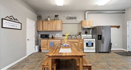 Chic farmouse 2-bedroom apartment with WiFi in Palmer