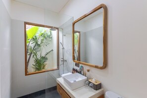 Ducha, artículos de tocador gratuitos, secador de pelo, bidet