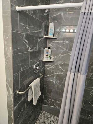 Haartrockner, Handtücher, Seife, Toilettenpapier