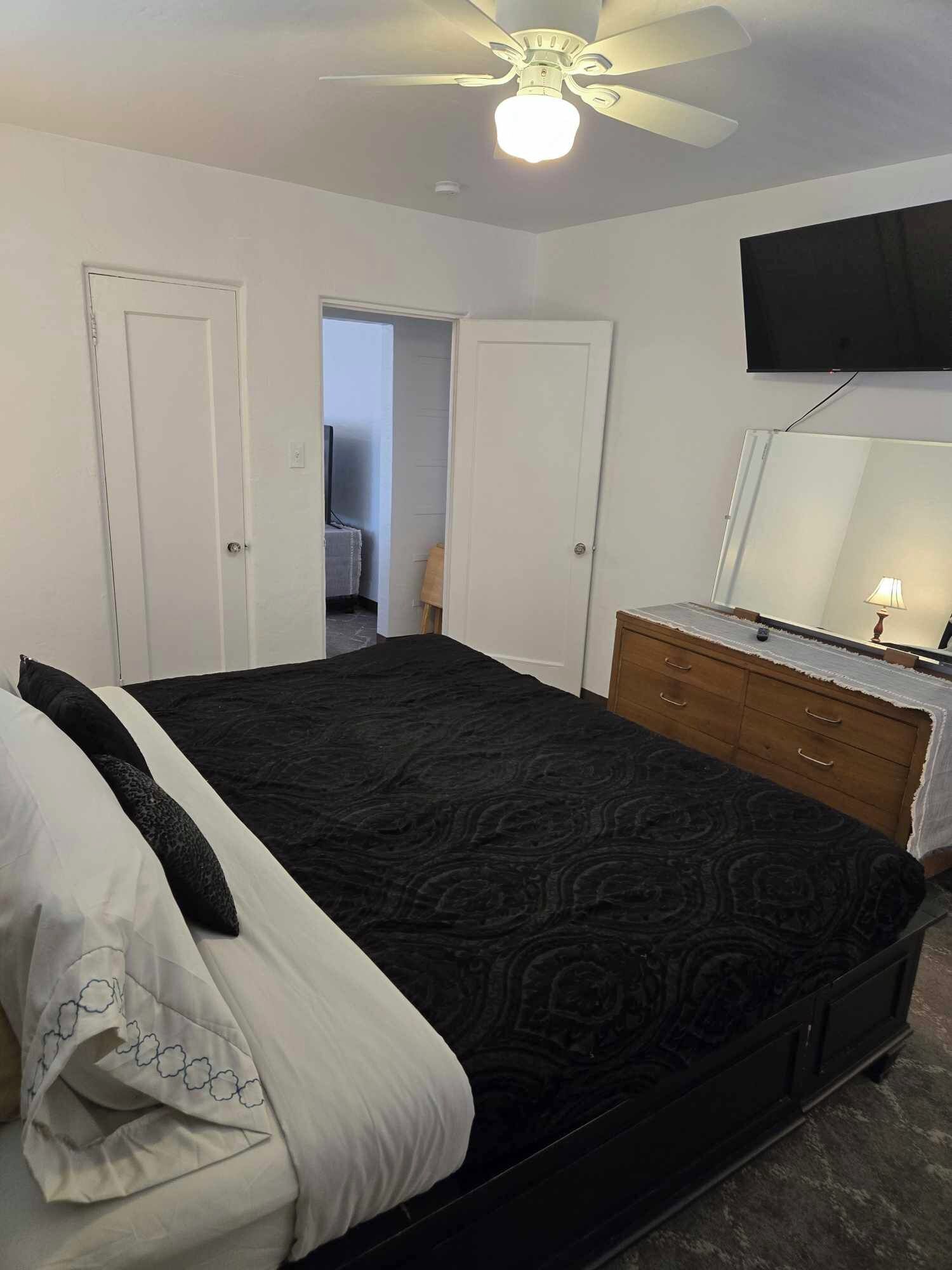 3 habitaciones, escritorio y tabla de planchar con plancha 