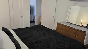 3 habitaciones, escritorio y tabla de planchar con plancha