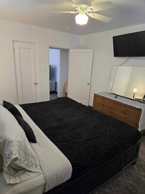 3 Schlafzimmer, Schreibtisch, Bügeleisen/Bügelbrett, Reisekinderbett