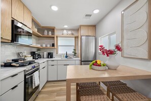 Private kitchen - Mediterranean Villa Vibes 7 - 2 km from FIFA Fest (Houston)