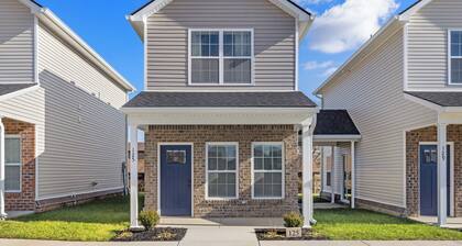 Charming 2-bedroom house with WiFi, AC in lovely Berea