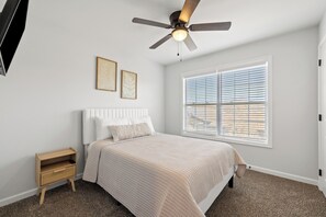 2 bedrooms, iron/ironing board, free WiFi, bed sheets