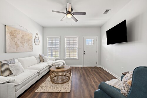 Charming 2-bedroom house with WiFi, AC in lovely Berea