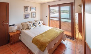 3 makuuhuonetta, työpöytä, silitysrauta/-lauta, ilmainen Wi-Fi