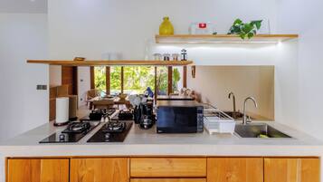 Lemari es besar, microwave, kompor, dan peralatan masak/sendok-piring