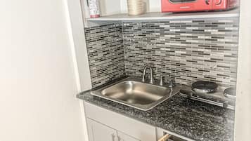 Refrigerador, microondas, parrilla de estufa y cafetera y tetera