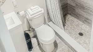 A modern bathroom with a shower, toilet, and sink. - Cozy and Charming Studio in Fort Lauderdale (Fort Lauderdale)